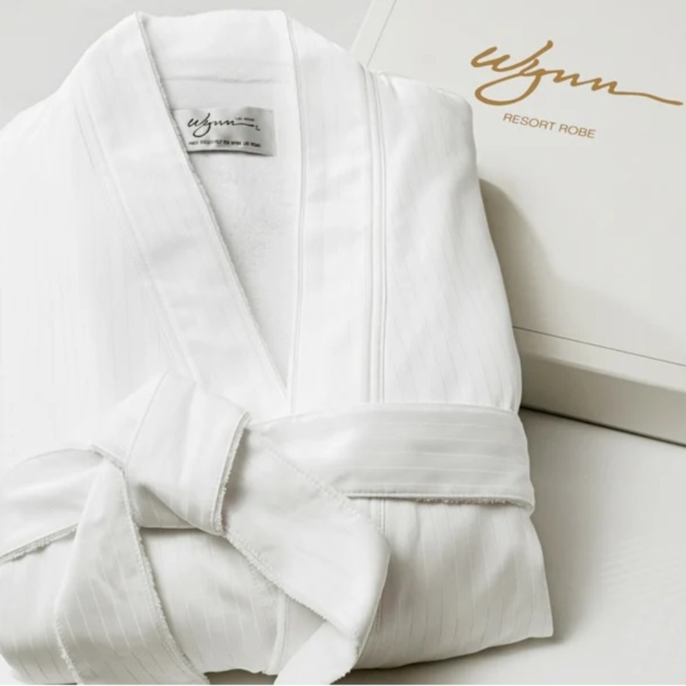 NWT Authentic Wynn Encore Resort White Bathrobe